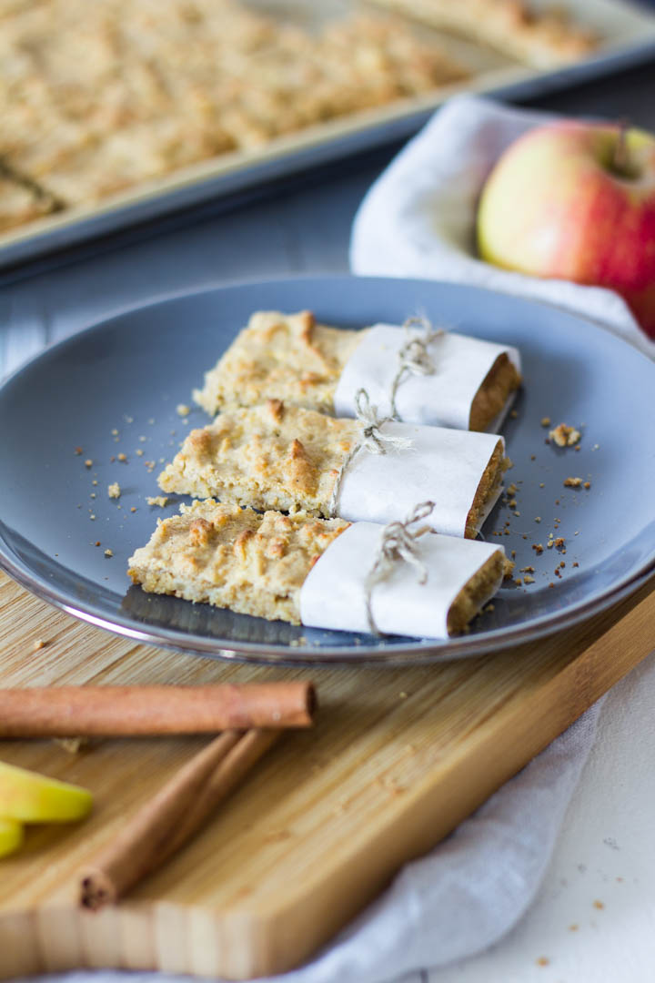 Apfel-Haferflocken Riegel - gesunder Snack für Kinder. Schnell zubereitet & super für die Brotdose / Lunchbox. Lieblingszwei.de