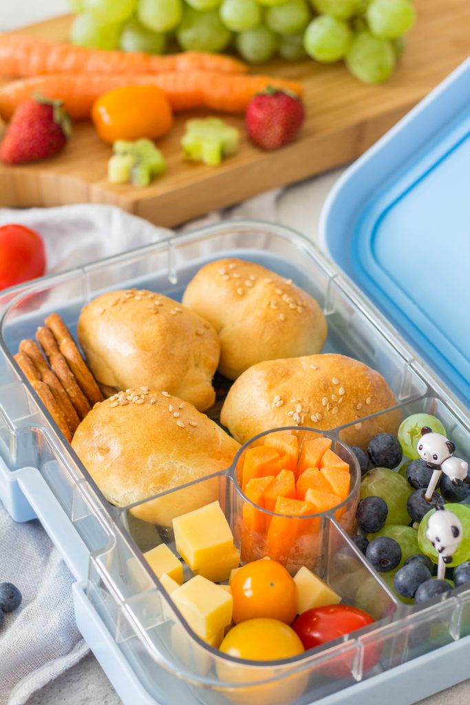 Gesunde Lunchbox für Kinder mit Mini Hot Dogs, Obst, Tomaten und Käse. Schnelle und leckere Snack Idee für Kindergarten / Schule. Lieblingszwei.de
