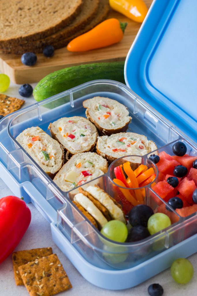 Schneller Snack für die Lunchbox / Brotdose: Gefüllte Laugenstangen, Paprika und Obst. Perfekt für Kita / Kindergarten.