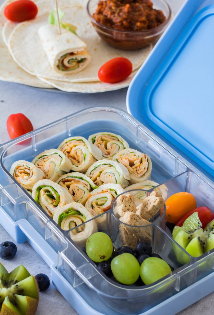 Gesunde Idee für die Brotdose / Lunchbox: Selbstgemachte Wraps, Haferflockenkekse, Kiwi, Trauben und Heidelbeeren. Schnell & einfach zubereitet. Lieblingszwei.de