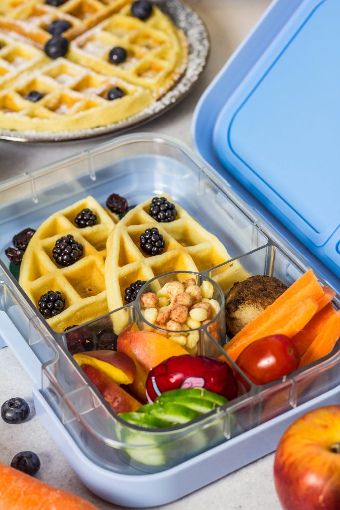 Neue Ideen für die Lunchbox: Selbstgemachte Apfel-Bananen Waffeln, Käse, Nektarine, Gurke, Hackbällchen und Karottensticks. Gesunde Leckereien für unterwegs. Lieblingszwei.de
