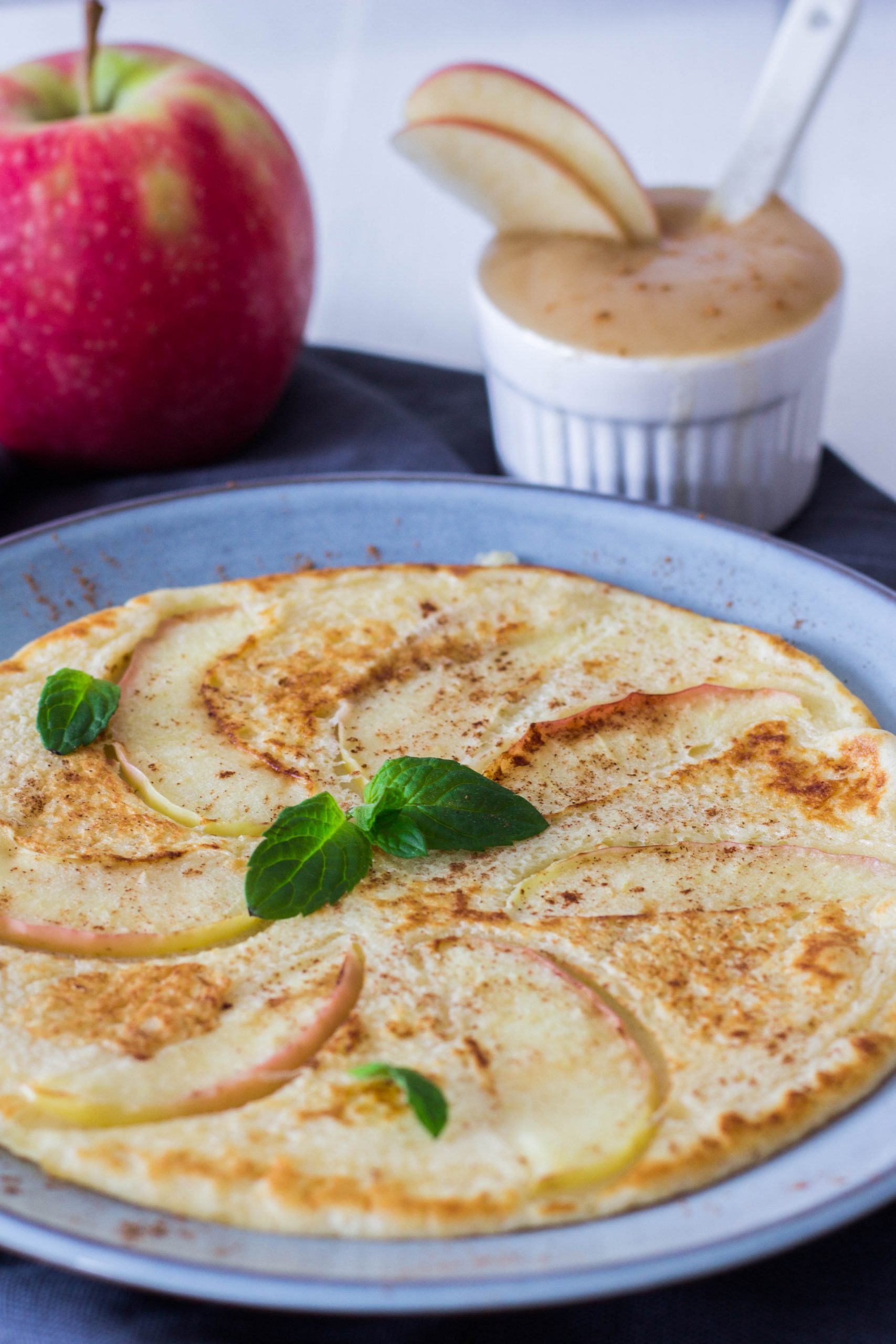 Leckere und gesunde Apfelpfannkuchen - Frühstück für die ganze Familie. 