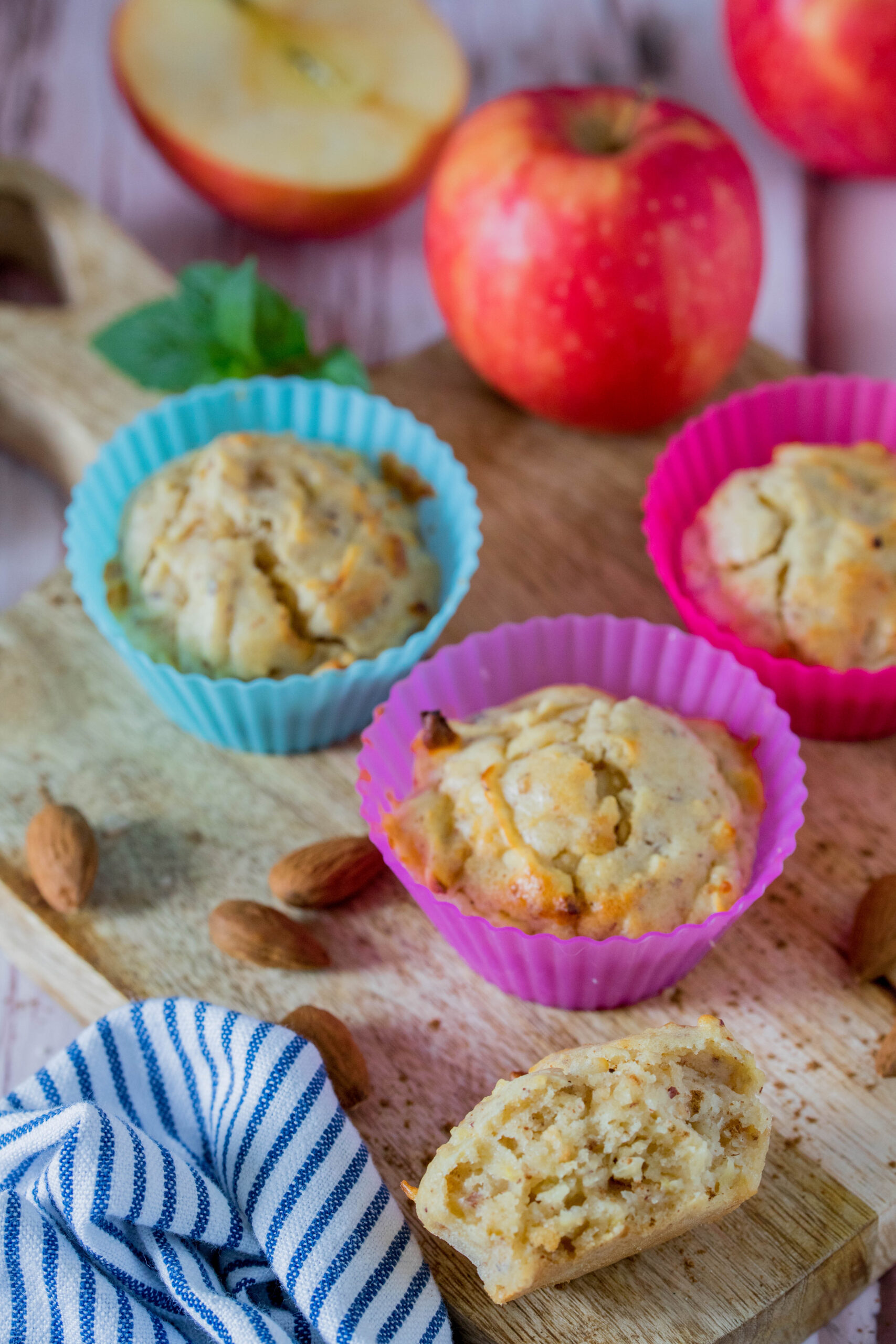 Leckere Muffins mit Äpfeln und Nüssen - herbstlicher Snack für Kinder