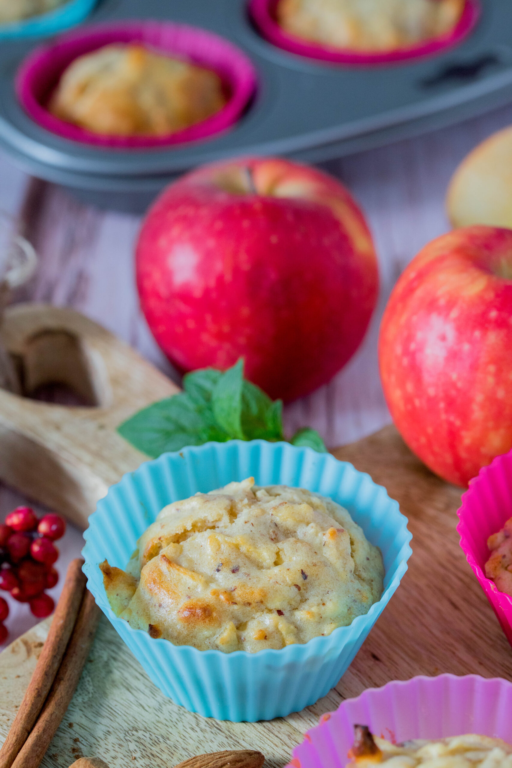 Leckerer Snack für unterwegs und die Brotdose: Apfel Muffins mit Joghurt und Nüssen.