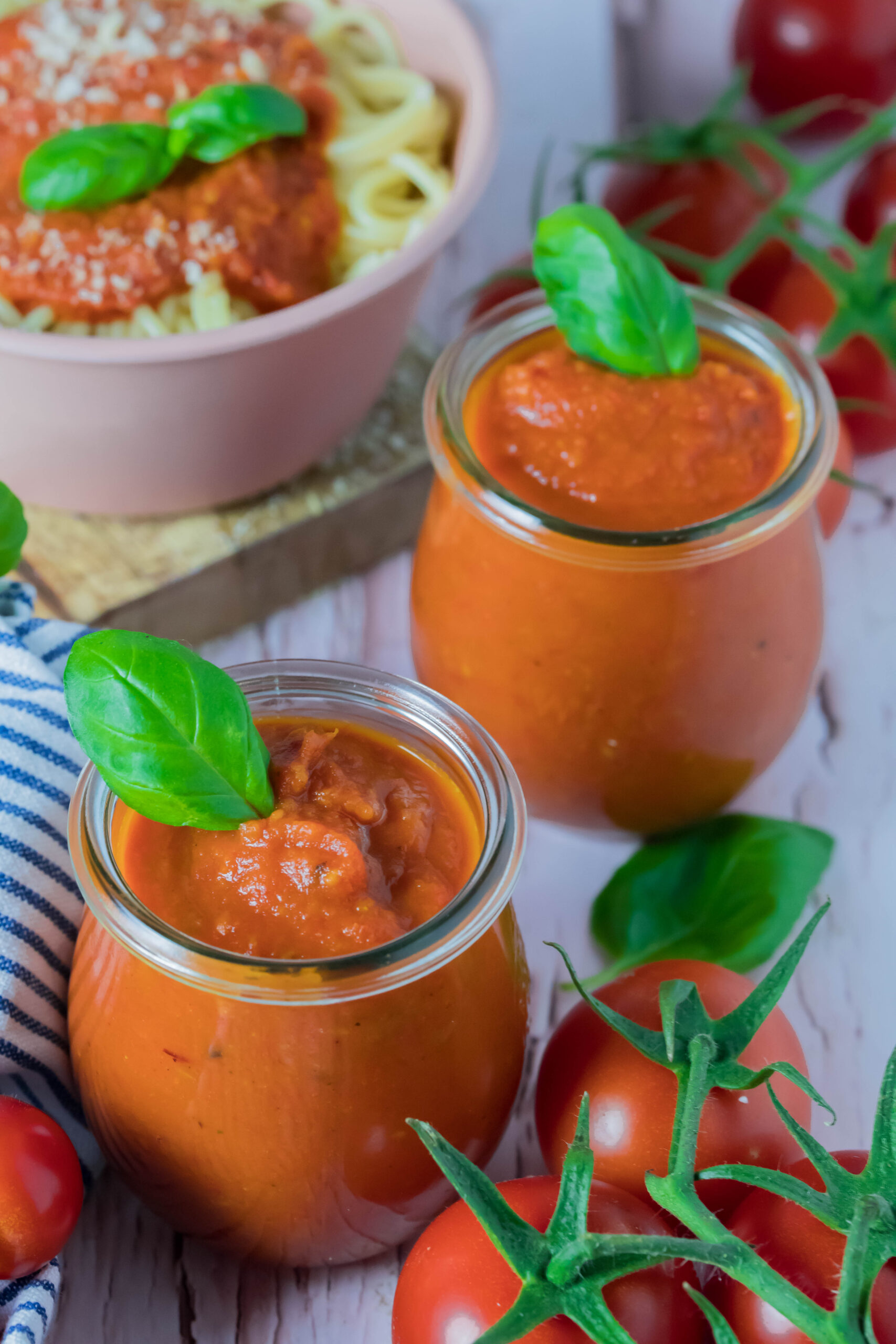 Gesund und lecker: Schnelle Tomatensoße aus dem Ofen. Perfekt für Kinder.