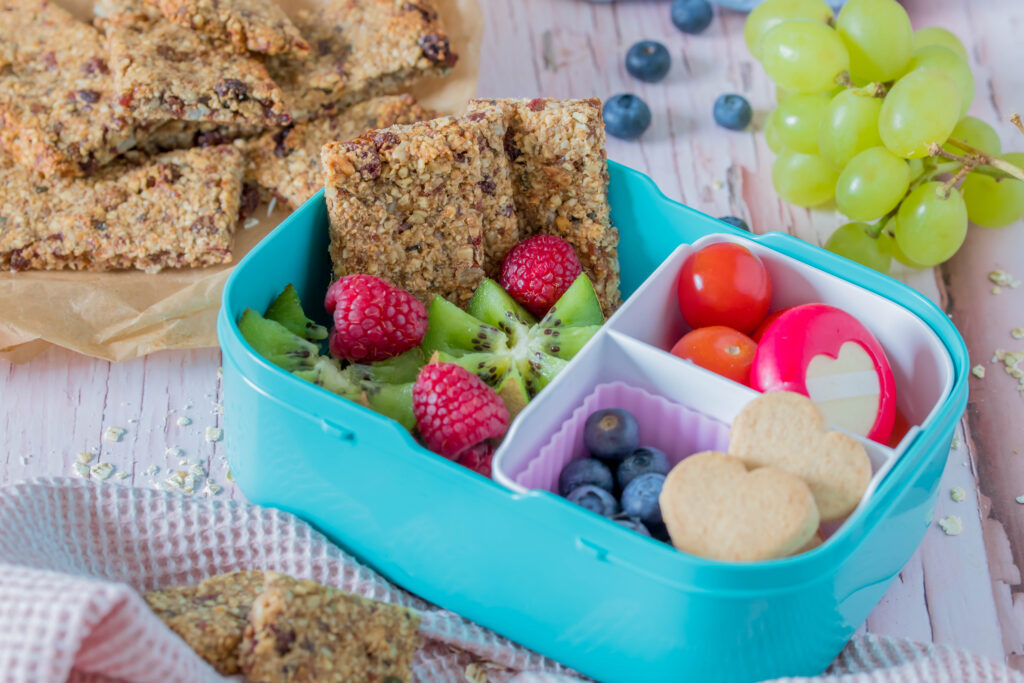 Gesunde, einfache Müsliriegel: Ein perfekter Snack für Kinder mit Haferflocken und Rosinen.
