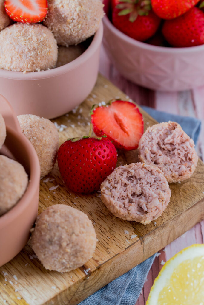Gesunder Snack für Kinder - leckere Erdbeer-Kokos Kugeln